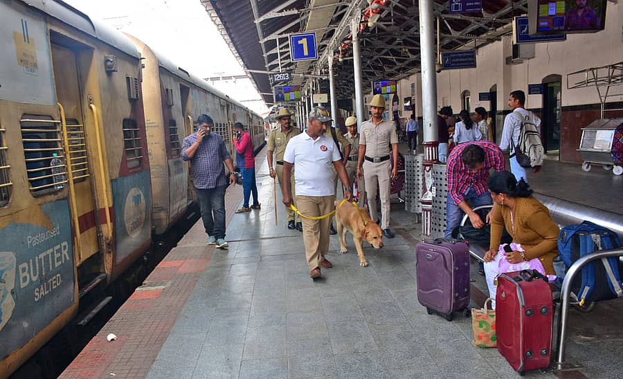 ಮೈಸೂರಿನ ರೈಲು ನಿಲ್ದಾಣದಲ್ಲಿ ಪೊಲೀಸರು ಮಂಗಳವಾರ ತಪಾಸಣೆ ನಡೆಸಿದರು ಪ್ರಜಾವಾಣಿ ಚಿತ್ರ