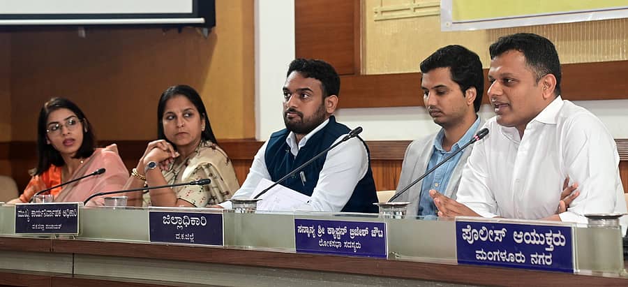 ಮಂಗಳೂರಿನಲ್ಲಿ ಮಂಗಳವಾರ ನಡೆದ ದಿಶಾ ಸಮಿತಿ ಸಭೆಯಲ್ಲಿ ಸಂಸದ ಕ್ಯಾ.ಬ್ರಿಜೇಶ್ ಚೌಟ ಮಾತನಾಡಿದರು. ಉಪವಿಭಾಗಾಧಿಕಾರಿ ಮೀನಾಕ್ಷಿ ಆರ್ಯ, ಕೊಂಕಣ ರೈಲ್ವೆ ಪ್ರಾದೇಶಿಕ ವ್ಯವಸ್ಥಾಪಕಿ ಆಶಾ ಶೆಟ್ಟಿ, ದ.ಕ. ಜಿಲ್ಲಾ ಪಂಚಾಯಿತಿ ಮುಖ್ಯ ಕಾರ್ಯನಿರ್ವಹಣಾಧಿಕಾರಿ ನರವಾಡೆ ವಿನಾಯಕ ಕಾರ್ಬಾರಿ, ಜಿಲ್ಲಾಧಿಕಾರಿ ದರ್ಶನ್ ಎಚ್.ವಿ. ಭಾಗವಹಿಸಿದ್ದರು: ಪ್ರಜಾವಾಣಿ ಚಿತ್ರ