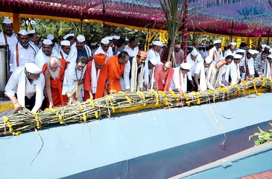 <div class="paragraphs"><p>ಬೀದರ್ ತಾಲ್ಲೂಕಿನ ಜನವಾಡ ಸಮೀಪದ ನಾರಂಜಾ ಸಹಕಾರ ಸಕ್ಕರೆ ಕಾರ್ಖಾನೆಯಲ್ಲಿ ಕಾರ್ಖಾನೆ ಆಡಳಿತ ಮಂಡಳಿಯ ಪ್ರಮುಖರು ಹಾಗೂ ಮಠಾಧೀಶರು ಯಂತ್ರಕ್ಕೆ ಕಬ್ಬು ಹಾಕುವ ಮೂಲಕ ಕಬ್ಬು ನುರಿಕೆಗೆ ಚಾಲನೆ ನೀಡಿದರು</p></div>