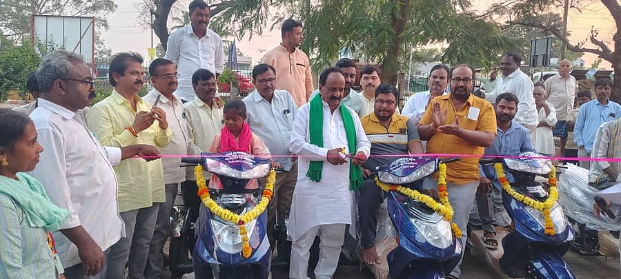 <div class="paragraphs"><p>ಅಣ್ಣಿಗೇರಿ ಪುರಸಭೆ ಆವರಣದಲ್ಲಿ ನಗರೊತ್ಥಾನ–4ರ ಹಂತದಲ್ಲಿ ಅಂಗವಿಕಲರಿಗೆ ಶಾಸಕ ಎನ್.ಎಚ್.ಕೋನರಡ್ಡಿ ಅವರು ಎಲೆಕ್ಟ್ರಿಕಲ್ ತ್ರಿಚಕ್ರ ವಾಹನ ಮತ್ತು ಪೌರಕಾರ್ಮಿಕರಿಗೆ ಸೋಲಾರ್ ವಿತರಣೆ ಮಾಡಿದರು</p></div>