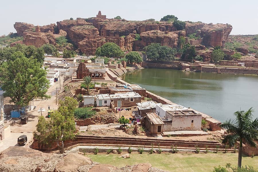 ಸ್ಥಳಾಂತರಕ್ಕೆ ಕಾದಿರುವ ಬಾದಾಮಿ ಅಗಸ್ತ್ಯತೀರ್ಥ ದಂಡೆಯಲ್ಲಿದ್ದ ಮನೆಗಳು.