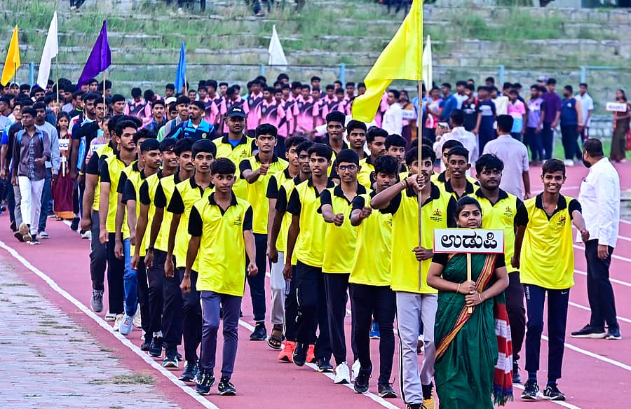 <div class="paragraphs"><p>ಕಲಬುರಗಿಯ ಚಂದ್ರಶೇಖರ ಪಾಟೀಲ ಕ್ರೀಡಾಂಗಣದಲ್ಲಿ ನಡೆಯುವ ರಾಜ್ಯ ಮಟ್ಟದ ಪದವಿ ಪೂರ್ವ ಕಾಲೇಜು ವಿದ್ಯಾರ್ಥಿಗಳ ಬಾಲಕರ ಅಥ್ಲೆಟಿಕ್ಸ್ ಕ್ರೀಡಾಕೂಟದ ಉದ್ಘಾಟನೆ ಮಂಗಳವಾರ ನಡೆದಿದ್ದು, ಕ್ರೀಡಾಪಟುಗಳ ಪಥ ಸಂಚಲನ ಗಮನ ಸೆಳೆಯಿತು </p></div>