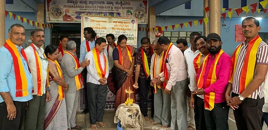 ದೊಡ್ಡಬಳ್ಳಾಪುರದ ಜ್ಞಾನಗಂಗಾ ಪ್ರೌಢ ಶಾಲೆಯಲ್ಲಿ ನಡೆದ ಸಾಹಿತ್ಯ ವಿಜ್ಞಾನ ಸಂಸ್ಕೃತಿ ಸಮಾಗಮ ಕಾರ್ಯಕ್ರಮ ಉದ್ಘಾಟಿಸಿದ ಗಣ್ಯರು