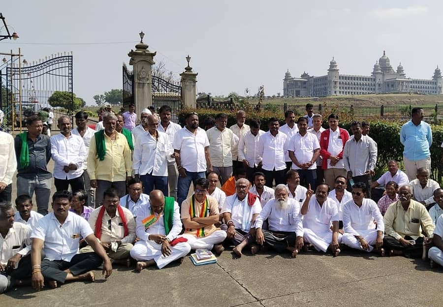 <div class="paragraphs"><p>ಬೆಳಗಾವಿಯ ಸುವರ್ಣ ವಿಧಾನಸೌಧದ ಎದುರು ಉತ್ತರ ಕರ್ನಾಟಕ ವಿಕಾಸ ವೇದಿಕೆ ಮತ್ತು ಉತ್ತರ ಕರ್ನಾಟಕ ಹೋರಾಟ ಸಮಿತಿ ಕಾರ್ಯಕರ್ತರು ಮಂಗಳವಾರ ಪ್ರತಿಭಟನೆ ನಡೆಸಿದರು</p></div>