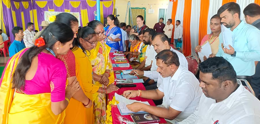 ಮಂಡ್ಯ ತಾಲ್ಲೂಕಿನ ಯಲಿಯೂರು ಆಂಜನೇಯಸ್ವಾಮಿ ದೇವಾಲಯದ ಆವರಣದಲ್ಲಿ ನಡೆದ ಗ್ರಾಮ ಪಂಚಾಯಿತಿ ಮಟ್ಟದ ಜನತಾ ದರ್ಶನದಲ್ಲಿ ಶಾಸಕ ಎ.ಬಿ. ರಮೇಶ್ ಬಂಡಿಸಿದ್ದೇಗೌಡ ಸಾರ್ವಜನಿಕರ ಅರ್ಜಿ ಸ್ವೀಕರಿಸಿದರು