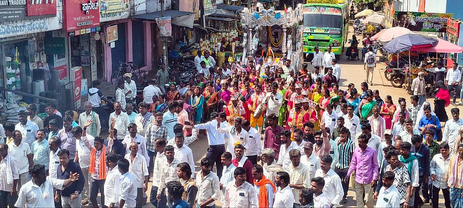 ಶಿಕಾರಿಪುರದಲ್ಲಿ ಮಂಗಳವಾರ ಒನಕೆ ಓಬವ್ವ ಜಯಂತಿ ಕಾರ್ಯಕ್ರಮ ಅಂಗವಾಗಿ ಛಲವಾದಿ ಸಮಾಜದವರು ಪಟ್ಟಣದ ಪ್ರಮುಖ ಬೀದಿಗಳಲ್ಲಿ ಮೆರವಣಿಗೆ ನಡೆಸಿದರು 