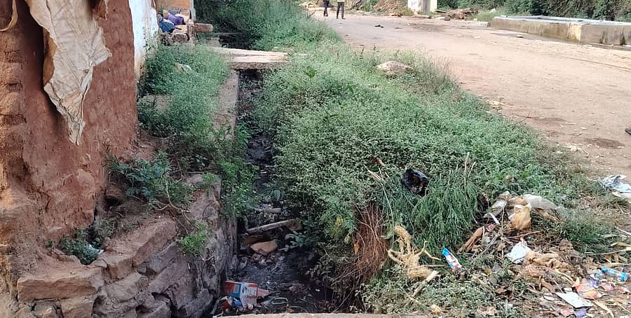 ಗಜೇಂದ್ರಗಡ ತಾಲ್ಲೂಕಿನ ನಾಗರಸಕೊಪ್ಪ ಗ್ರಾಮದಲ್ಲಿ ಶಿಥಿಲಗೊಂಡಿರುವ ಮುಖ್ಯ ಚರಂಡಿ ಹೂಳು ತುಂಬಿಕೊಂಡು, ಗಿಡಗಂಟಿ ಬೆಳೆದಿರುವುದು