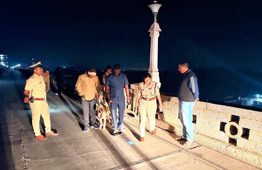 ಹೊಸಪೇಟೆ ಸಮೀಪದ ತುಂಗಭದ್ರಾ ಅಣೆಕಟ್ಟೆಗೆ ಸೋಮವಾರ ರಾತ್ರಿಯೇ ಶ್ವಾನದಳದೊಂದಿಗೆ ತೆರಳಿದ ಎಸ್ಪಿ ಎಸ್.ಜಾಹ್ನವಿ ಅವರು ಪರಿಶೀಲನೆ ನಡೆಸಿದರು