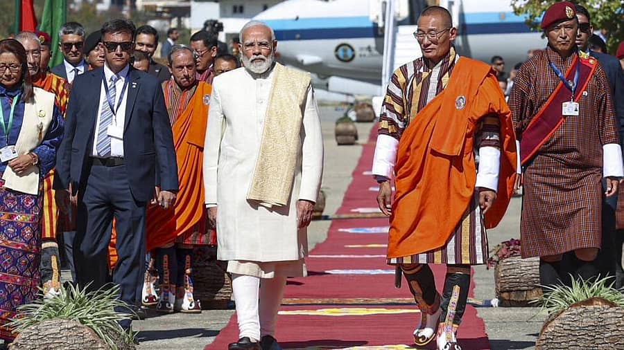 <div class="paragraphs"><p>ಭೂತಾನ್ಗೆ ಬಂದಿಳಿದ ಪ್ರಧಾನಿ ನರೇಂದ್ರ ಮೋದಿ ಅವರನ್ನು ಅಲ್ಲಿನ ಪ್ರಧಾನಿ ಶೆರಿಂಗ್ ತೋಬ್ಗಯಾ ಅವರು ಸ್ವಾಗತಿಸಿದರು</p></div>
