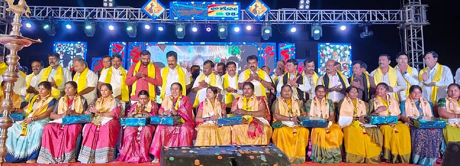 <div class="paragraphs"><p>ಆನೇಕಲ್ ತಾಲ್ಲೂಕಿನ ಗಟ್ಟಹಳ್ಳಿ ಗ್ರಾಮದಲ್ಲಿ ಶ್ರೀ ಕನಕ ಚಾರಿಟೇಬಲ್ ಟ್ರಸ್ಟ್ ವತಿಯಿಂದ ಕನಕದಾಸರ ಜಯಂತಿ ಕಾರ್ಯಕ್ರಮದಲ್ಲಿ ಸ್ತ್ರೀಶಕ್ತಿ ಸಂಘಗಳ ಪದಾಧಿಕಾರಿಗಳನ್ನು ಸನ್ಮಾನಿಸಲಾಯಿತು</p></div>