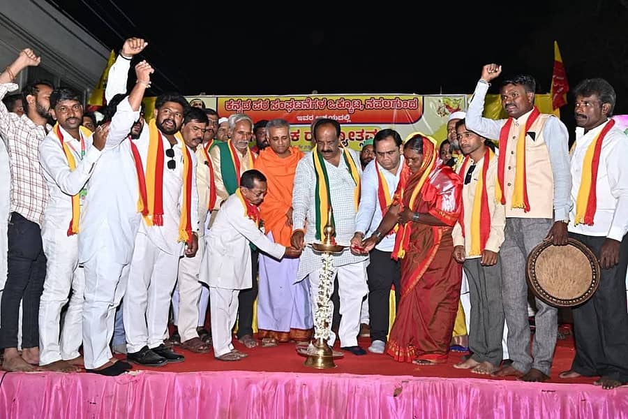 ನವಲಗುಂದ ಕನ್ನಡಪರ ಸಂಘಟನೆಗಳ ಒಕ್ಕೂಟದಿಂದ ಆಯೋಜಿಸಿದ್ದ 70ನೇ ಕರ್ನಾಟಕ ರಾಜ್ಯೋತ್ಸವ ಕಾರ್ಯಕ್ರಮವನ್ನು ಶ್ರೀಗಳೊಂದಿಗೆ ಗಣ್ಯರು ಉದ್ಘಾಟಿಸಿದರು