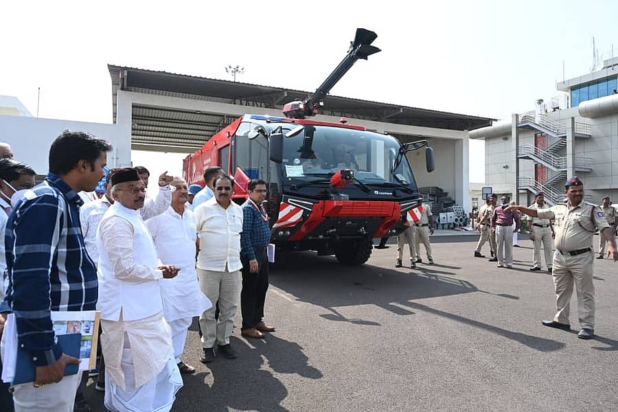 ವಿಜಯಪುರ ವಿಮಾನ ನಿಲ್ಧಾಣಕ್ಕೆ ಆಸ್ಟ್ರೀಯಾದಿಂದ ತರಲಾಗಿರುವ ಅತ್ಯಾಧುನಿಕ ಅಗ್ನಿ ಶಾಮಕ ವಾಹನವನ್ನು ಕೈಗಾರಿಕಾ ಹಾಗೂ ಮೂಲ ಸೌಕರ್ಯಗಳ ಅಭಿವೃದ್ಧಿ ನಿಗಮ ಅಧ್ಯಕ್ಷ ಎಸ್.ಜಿ. ನಂಜಯ್ಯನಮಠ ಮಂಗಳವಾರ ಪರಿಶೀಲಿಸಿದರು