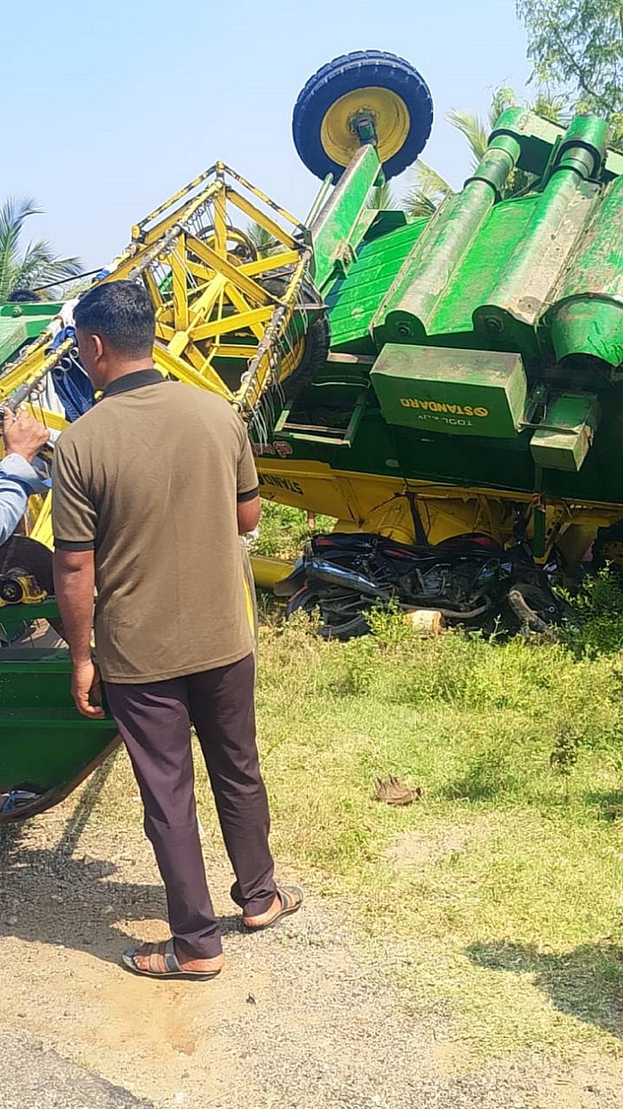 ಹೊಸದುರ್ಗದ ಕೈನಡು ಸಮೀಪ ಬಿದ್ದಿರುವ ರಾಗಿ ಕಟಾವು ಯಂತ್ರ