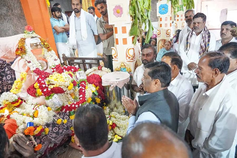 ಮೈಸೂರು ಜಿಲ್ಲಾ ಉಸ್ತೂವಾರಿ ಸಚಿವ ಎಚ್.ಸಿ.ಮಹದೇವಪ್ಪ ಅವರು ನಂಜನಗೂಡು ತಾಲ್ಲೂಕಿನ ಮಲ್ಲನಮೂಲೆ ಮಠದ ಆವರಣದಲ್ಲಿ ಚನ್ನಬಸವ ಸ್ವಾಮೀಜಿ ಪಾರ್ಥಿವ ಶರೀರದ ದರ್ಶನ ಪಡೆದರು