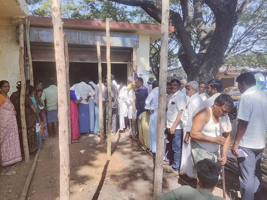 ಹೊಸದುರ್ಗದ ಎಪಿಎಂಸಿ ಆವರಣದಲ್ಲಿ ರಾಗಿ ಖರೀದಿ ಕೇಂದ್ರದ ಸಮೀಪ ನೋಂದಣಿಗಾಗಿ ಸರದಿ ಸಾಲಿನಲ್ಲಿ ನಿಂತಿರುವ ರೈತರು