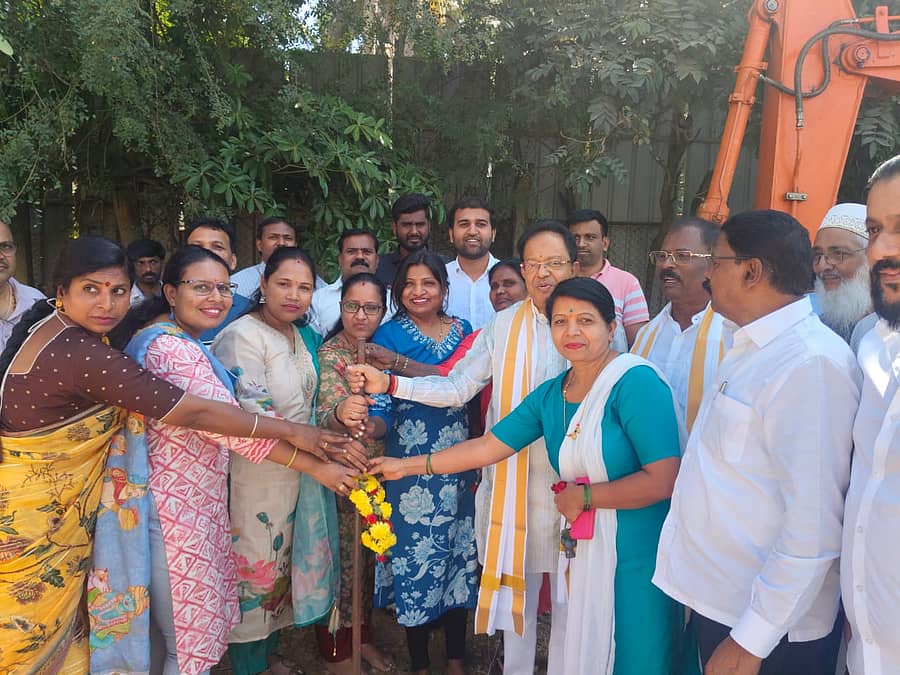 ಆನೇಕಲ್ ತಾಲ್ಲೂಕಿನ ಬನ್ನೇರುಘಟ್ಟ ಸಮೀಪದ ಗೊಟ್ಟಿಗೆರೆಯಲ್ಲಿ ಕೆರೆ ತಡೆ ಗೋಡೆ ಮತ್ತು ವಾಯುವಿಹಾರ ಪಥ ನಿರ್ಮಾಣಕ್ಕೆ ಶಾಸಕ ಎಂ.ಕೃಷ್ಣಪ್ಪ ಭೂಮಿ ಪೂಜೆ ನೆರವೇರಿಸಿದರು