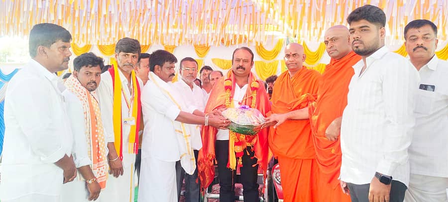 ಮದ್ದೂರು ತಾಲ್ಲೂಕಿನ ದೊಡ್ಡ ಅಂಕನಹಳ್ಳಿಯಲ್ಲಿ ನಿರ್ಮಿಸಿರುವ ಹುಚ್ಚಮ್ಮ ದೇವಿ ದೇವಸ್ಥಾನದ ಲೋಕಾರ್ಪಣೆ ಕಾರ್ಯಕ್ರಮದಲ್ಲಿ ಶಾಸಕ ಕೆ.ಎಂ. ಉದಯ್ ಅವರನ್ನು ಗೌರವಿಸಲಾಯಿತು.