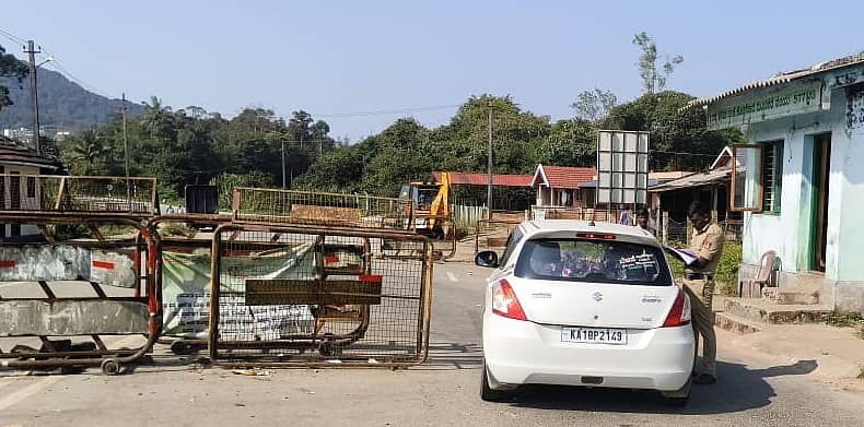 ಮೂಡಿಗೆರೆ ತಾಲ್ಲೂಕಿನ ಕೊಟ್ಟಿಗೆಹಾರದಲ್ಲಿ ಪೊಲೀಸರು ವಾಹನಗಳ ತಪಾಸಣೆ ನಡೆಸಿದರು