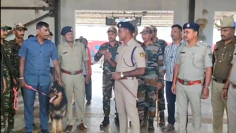 ಪೊಲೀಸರು ಹಾಗೂ ಶ್ವಾನ ದಳದ ಸಿಬ್ಬಂದಿ ಬೀದರ್ ರೈಲು ನಿಲ್ದಾಣದಲ್ಲಿ ಮಂಗಳವಾರ ತಪಾಸಣೆ ನಡೆಸಿದರು