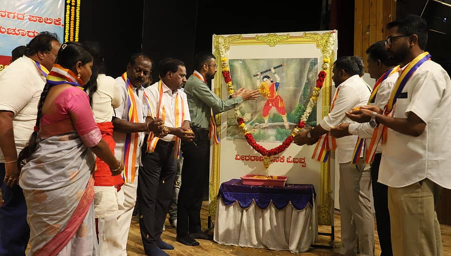 ರಾಯಚೂರಿನ ಪಂಡಿತ ಸಿದ್ಧರಾಮ ಜಂಬಲದಿನ್ನಿ ರಂಗ ಮಂದಿರದಲ್ಲಿ ಮಂಗಳವಾರ ಏರ್ಪಡಿಸಿದ್ದ ವೀರವನಿತೆ ಒನಕೆ ಓಬವ್ವನ ಜಯಂತಿ ಕಾರ್ಯಕ್ರಮದಲ್ಲಿ ಜಿಲ್ಲಾಧಿಕಾರಿ ನಿತೀಶ್ ಕೆ. ಅವರು ಒನಕೆ ಓಬವ್ವನ ಭಾವಚಿತ್ರಕ್ಕೆ ಪುಷ್ಪ ಸಮರ್ಪಿಸಿದರು