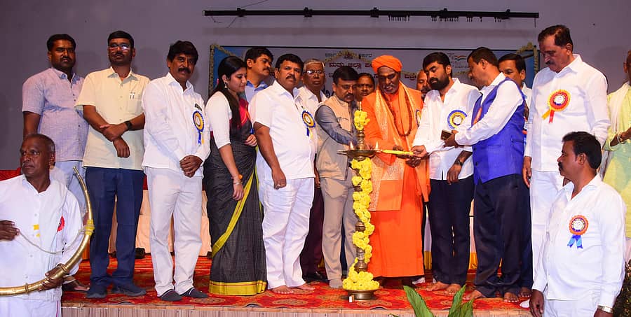 ಚಿತ್ರದುರ್ಗದ ವಾಲ್ಮೀಕಿ ಭವನದಲ್ಲಿ ಜಿಲ್ಲಾಡಳಿತದಿಂದ ಮಂಗಳವಾರ ಆಯೋಜಿಸಿದ್ದ ಒನಕೆ ಓಬವ್ವ ಜಯಂತಿಯನ್ನು ಹೆಚ್ಚುವರಿ ಜಿಲ್ಲಾಧಿಕಾರಿ ಬಿ.ಟಿ. ಕುಮಾರಸ್ವಾಮಿ ಉದ್ಘಾಟಿಸಿದರು