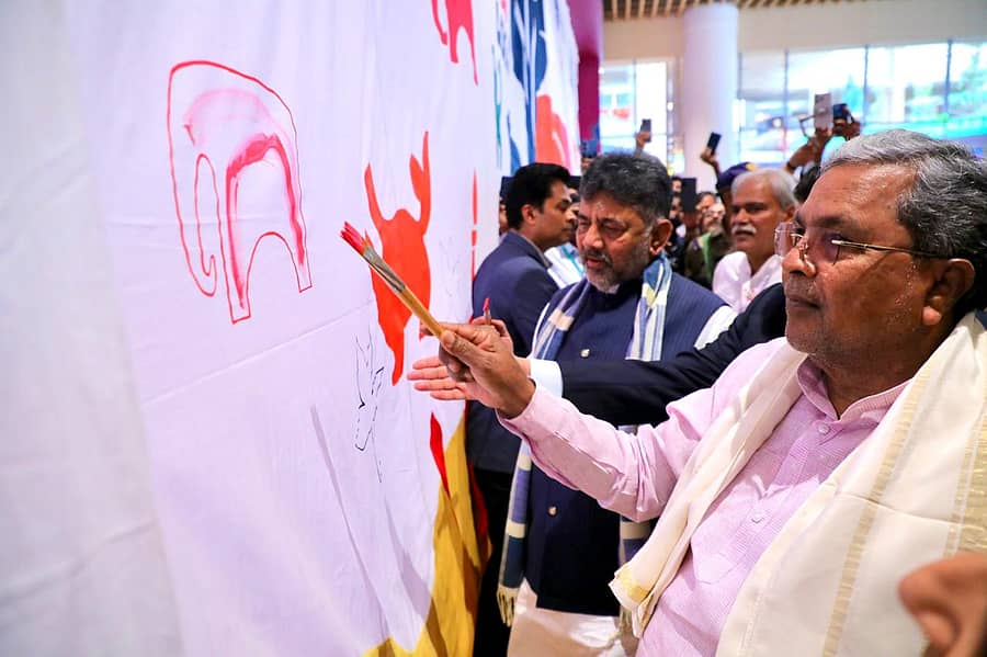 ದೇವನಹಳ್ಳಿ ಕೆಂಪೇಗೌಡ ಅಂತರ ರಾಷ್ಟ್ರೀಯ ವಿಮಾನ ನಿಲ್ದಾಣದ ಟರ್ಮಿನಲ್ 2 ರಲ್ಲಿ ಸ್ಥಾಪಿಸಿರುವ ಕಲಾಲೋಕ’ ಮಳಿಗೆಯನ್ನು ಸಂಕೇತಿಕವಾಗಿ ಚಿತ್ರಕಲೆಯನ್ನು ಬಿಡಿಸುವ ಮೂಲಕ ಗಂಟೆ ಮುಖ್ಯಮಂತ್ರಿ ಸಿದ್ದರಾಮಯ್ಯ ಲೋಕಾರ್ಪಣೆ ಮಾಡಿದರು.