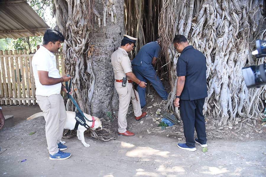 ಹಾವೇರಿ ರೈಲು ನಿಲ್ದಾಣದಲ್ಲಿ ಬಾಂಬ್ ನಿಷ್ಕ್ರಿಯ ದಳ ಹಾಗೂ ಶ್ವಾನದಳದ ಸಮೇತ ಪೊಲೀಸರು ಮಂಗಳವಾರ ತಪಾಸಣೆ ನಡೆಸಿದರು