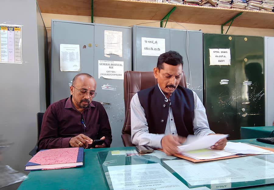 ಕೆಜಿಎಫ್ ಸರ್ಕಾರಿ ಸಾರ್ವಜನಿಕ ಆಸ್ಪತ್ರೆಗೆ ಮಂಗಳವಾರ ಭೇಟಿ ನೀಡಿದ್ದ ಜಿಲ್ಲಾ ಮತ್ತು ಆರೋಗ್ಯ ಕಲ್ಯಾಣಾಧಿಕಾರಿ ಡಾ.ಜಿ.ಶ್ರೀನಿವಾಸ್ ದಾಖಲೆಗಳನ್ನು ಪರಿಶೀಲಿಸಿದರು. ಜಿಲ್ಲಾ ಶಸ್ತ್ರ ಚಿಕಿತ್ಸಕ ಡಾ.ಸುರೇಶ್ ಕುಮಾರ್ ಹಾಜರಿದ್ದರು