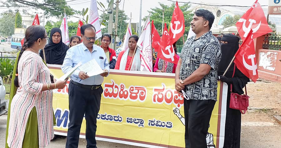 ತುಮಕೂರು ಜಿಲ್ಲಾಧಿಕಾರಿ ಕಚೇರಿ ಮುಂಭಾಗ ಕಾರ್ಮಿಕರಿಗೆ ವೇತನ ಕೊಡಿಸುವಂತೆ ಒತ್ತಾಯಿಸಿ ಜನವಾದಿ ಮಹಿಳಾ ಸಂಘಟನೆಯಿಂದ ಹೆಚ್ಚುವರಿ ಜಿಲ್ಲಾಧಿಕಾರಿ ಎನ್‌.ತಿಪ್ಪೇಸ್ವಾಮಿ ಅವರಿಗೆ ಮನವಿ ಸಲ್ಲಿಸಲಾಯಿತು