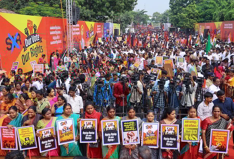 ಡಿಎಂಕೆ ಮತ್ತು ಅದರ ಮಿತ್ರಪಕ್ಷಗಳ ಕಾರ್ಯಕರ್ತರು ಎಸ್ಐಆರ್ ವಿರೋಧಿಸಿ ಚೆನ್ನೈನಲ್ಲಿ ಮಂಗಳವಾರ ಪ್ರತಿಭಟನೆ ನಡೆಸಿದರು ಪಿಟಿಐ ಚಿತ್ರ