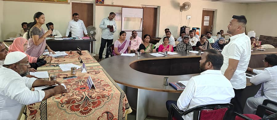 ಮಲೇಬೆನ್ನೂರು ಪುರಸಭೆ ಸಭಾಭವನದಲ್ಲಿ ಮಂಗಳವಾರ ನಡೆದ ಸಾಮಾನ್ಯ ಸಭೆಯಲ್ಲಿ ಸದಸ್ಯ ಮೊಹ್ಮದ್‌ ಖಲೀಲ್‌ ಆರೋಪಕ್ಕೆ ಪುರಸಭೆ ಮುಖ್ಯಾಧಿಕಾರಿ ನಿರಂಜನಿ ಉತ್ತರಿಸಿದರು