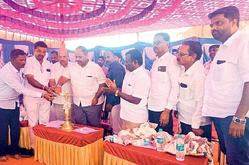 ಬೇಗೂರು ಗ್ರಾಮದಲ್ಲಿ ಕೃಷಿ ಪತ್ತಿನ ಸಹಕಾರ ಸಂಘದ ವತಿಯಿಂದ ಮಹಿಳಾ ಸ್ವಸಹಾಯ ಸಂಘಗಳಿಗೆ ಸಾಲದ ಚೆಕ್ಗಳನ್ನು ವಿತರಿಸುವ ಕಾರ್ಯಕ್ರಮವನ್ನು ಶಾಸಕ ಹೆಚ್.ಎಂ.ಗಣೇಶ್ ಪ್ರಸಾದ್ ಉದ್ಘಾಟಿಸಿದರು