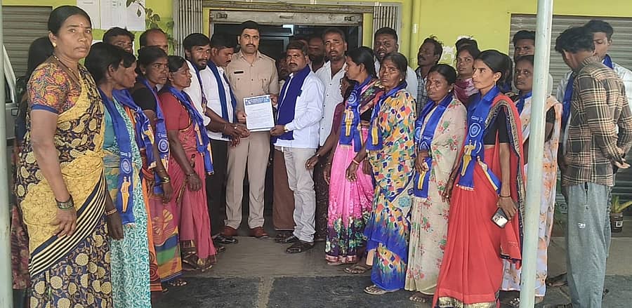 ಹಿರಿಯೂರಿನಲ್ಲಿ ಮಂಗಳವಾರ ಜೈ ಭೀಮ್ ಜೈ ದಲಿತ ಸ್ವಾಭಿಮಾನಿ ಸಮಿತಿ ನೇತೃತ್ವದಲ್ಲಿ ಮದ್ಯ ಅಕ್ರಮ ಮಾರಾಟವನ್ನು ತಡೆಯುವಂತೆ ಒತ್ತಾಯಿಸಿ ಅಬಕಾರಿ ಇಲಾಖೆ ಅಧೀಕ್ಷಕ ಅಮಿತ್ ಅವರಿಗೆ ಮನವಿ ಸಲ್ಲಿಸಲಾಯಿತು