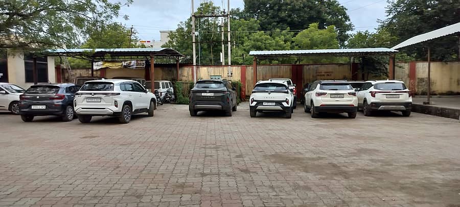 ಕಲಬುರಗಿ ಪ್ರಾದೇಶಿಕ ಸಾರಿಗೆ ಕಚೇರಿಯ ಅಧಿಕಾರಿಗಳು ವಶಕ್ಕೆ ಪಡೆದಿದ್ದ ಪುದುಚೇರಿ ನೋಂದಣಿ ಹೊಂದಿರುವ ವಾಹನಗಳು