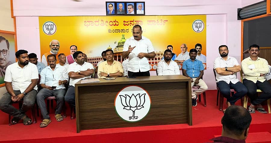 ಕುಂದಾಪುರದಲ್ಲಿ ನಡೆದ ಆತ್ಮನಿರ್ಭರ ಭಾರತ್ ಸಂಕಲ್ಪ ಅಭಿಯಾನದ ಬಗ್ಗೆ ಪೂರ್ವಭಾವಿ ಸಭೆಯಲ್ಲಿ ಶಾಸಕ ಎ ಕಿರಣ್ಕುಮಾರ ಕೊಡ್ಗಿ ಮಾತನಾಡಿದರು