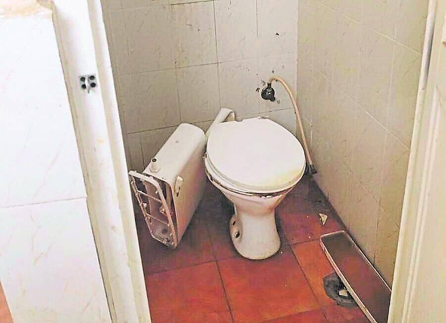 <div class="paragraphs"><p>ಗೌರಿಬಿದನೂರು ನಗರದ ಇಡಗೂರು ರಸ್ತೆಯಲ್ಲಿರುವ ಆದರ್ಶ ಶಾಲೆಯಲ್ಲಿನ ಶೌಚಾಲಯದ ದುಸ್ಥಿತಿ</p></div>