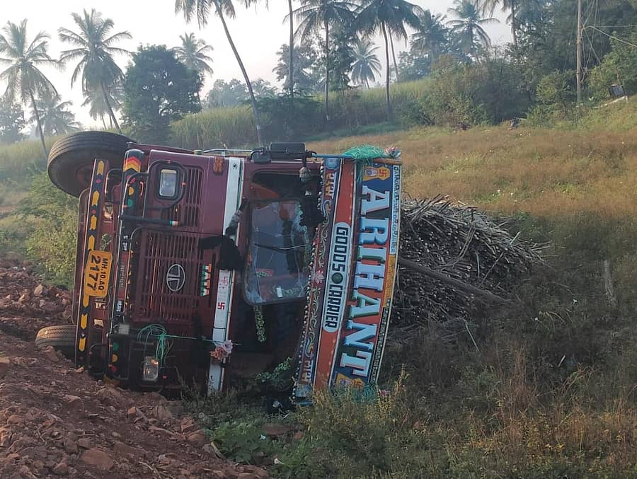 <div class="paragraphs"><p>ಕಾರ್ಖಾನೆಗೆ ಕಬ್ಬು ಸಾಗಿಸುತ್ತಿದ್ದ ಲಾರಿಯನ್ನು ಮುಧೋಳ ಸಮೀಪದ ಮಹಾಲಿಂಗಪುರ ಬೈಪಾಸ್ ಬಳಿ ಕೆಳಗಡೆ ಉರುಳಿಸಿರುವುದು</p></div>