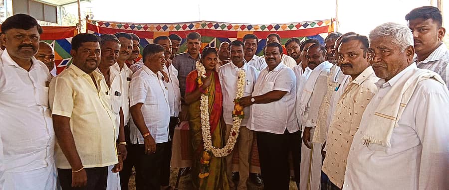 ಬಾಗೂರು ಗ್ರಾಮ ಪಂಚಾಯಿತಿ ಹಾಲಿ ಕಾಂಗ್ರೆಸ್ ಬೆಂಬಲಿತ ಸದಸ್ಯೆ ರೇಣುಕಾ ಕಾಳೇಶ್ ಅವರನ್ನು ಜೆಡಿಎಸ್ ಪಕ್ಷಕ್ಕೆ ಶಾಸಕ ಸಿ.ಎನ್. ಬಾಲಕೃಷ್ಣ ಮಂಗಳವಾರ ಬರಮಾಡಿಕೊಂಡರು