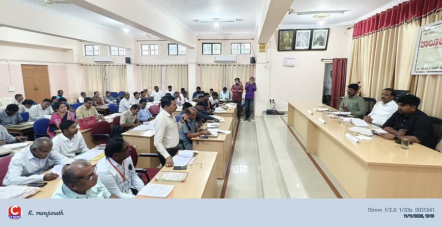 ಗೌರಿಬಿದನೂರು ನಗರದ ತಾಲ್ಲೂಕು ಪಂಚಾಯಿತಿ ಅವರದಲ್ಲಿರುವ ಸಾಮರ್ಥ್ಯ ಸೌಧದಲ್ಲಿ ಕೆಡಿಪಿ ಸಭೆಯನ್ನು ಮಂಗಳವಾರ ಹಮ್ಮಿಕೊಳ್ಳಲಾಯಿತು