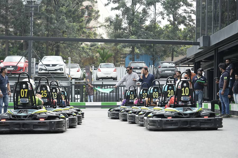 ಮಾರತ್ತಹಳ್ಳಿಯ ಇ–ಝೋನ್‌ನಲ್ಲಿ ಮಂಗಳವಾರ ಗೋ ಕಾರ್ಟಿಂಗ್ ಸ್ಪರ್ಧೆಗೆ ನಟ ಪ್ರಮೋದ್ ಶೆಟ್ಟಿ ಚಾಲನೆ ನೀಡಿದರು 