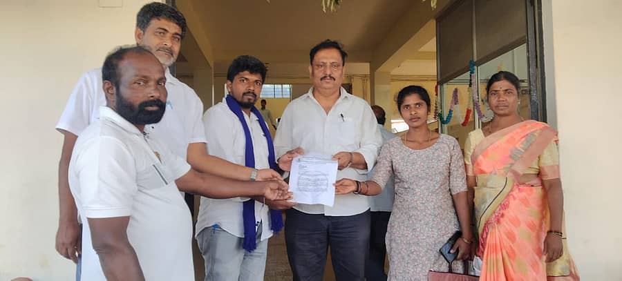 ಮೂಡಿಗೆರೆಯಲ್ಲಿ ದಲಿತ ಸಂಘರ್ಷ ಸಮಿತಿ ವತಿಯಿಂದ ಮಂಗಳವಾರ ಆರ್‌ಎಸ್‌ಎಸ್‌‌ ಸಂಘಟನೆಯನ್ನು ನಿಷೇಧಿಸುವಂತೆ ಒತ್ತಾಯಿಸಿ ತಹಶೀಲ್ದಾರ್ ಮೂಲಕ ಮುಖ್ಯಮಂತ್ರಿಗೆ ಮನವಿ ಸಲ್ಲಿಸಲಾಯಿತು