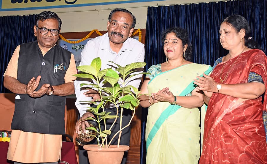 ಮೈಸೂರಿನ ಮಾನಸಗೋತ್ರಿಯ ಬಿಎಂಶ್ರೀ ಸಭಾಂಗಣದಲ್ಲಿ ಮಂಗಳವಾರ ಪ್ರಸಾರಾಂಗದ ಪ್ರಚಾರೋಪನ್ಯಾಸ ಮಾಲೆಯನ್ನು ಪರೀಕ್ಷಾಂಗ ಕುಲಸಚಿವ ಪ್ರೊ.ಎನ್.ನಾಗರಾಜ್ ಉದ್ಘಾಟಿಸಿದರು. ಪ್ರೊ.ಎಂ.ನಂಜಯ್ಯ ಹೊಂಗನೂರು, ಪ್ರೊ.ಎನ್.ಕೆ.ಲೋಲಾಕ್ಷಿ, ಪ್ರೊ.ಎಸ್.ಡಿ.ಶಶಿಕಲಾ ಹಾಜರಿದ್ದರು