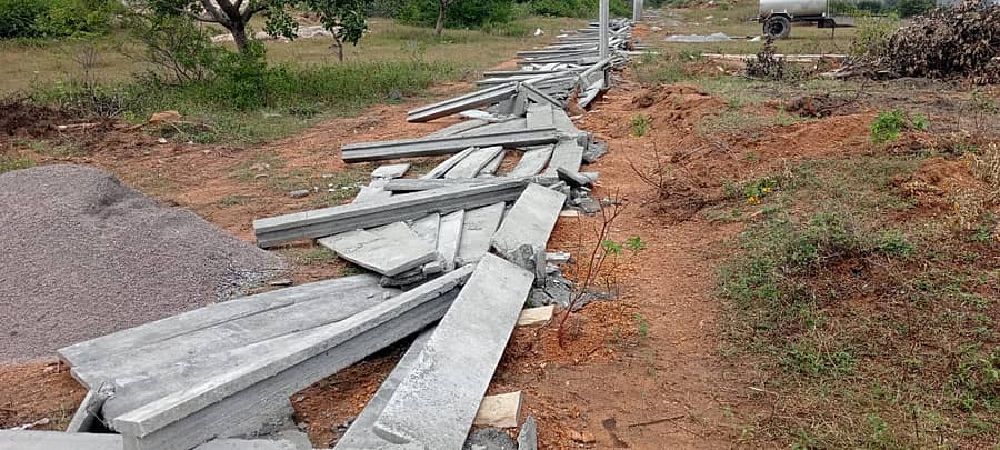 ರಾಯಚೂರು–ಮಂತ್ರಾಲಯ ರಸ್ತೆಯಲ್ಲಿ ರಾಯಚೂರು ತಾಲ್ಲೂಕಿನ ಮಲಿಯಾಬಾದ್ ಸಮೀಪ ಕೆಎಸ್ಸಿಎ ಕ್ರಿಕೆಟ್ ಮೈದಾನದ ಸುತ್ತ ನಿರ್ಮಿಸುತ್ತಿದ್ದ ಆವರಣಗೋಡೆಯನ್ನು ಧ್ವಂಸಗೊಳಿಸಲಾಗಿದೆ