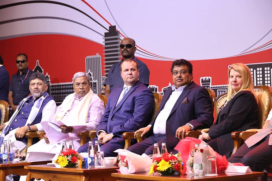 ದೇವನಹಳ್ಳಿಯ ಕೆಐಎಡಿಬಿ ಏರೋಸ್ಪೇಸ್‌ ಪಾರ್ಕ್‌ನಲ್ಲಿ ಕಾಲಿನ್ಸ್‌ ಇಂಡಿಯಾ ಆಪರೇಷನ್‌ ಸೆಂಟರ್‌ ಉದ್ಘಾಟನೆ ಕಾರ್ಯಕ್ರಮದಲ್ಲಿ ಸಿದ್ದರಾಮಯ್ಯ,  ಡಿ.ಕೆ.ಶಿವಕುಮಾರ್, ಕಾಲಿನ್ಸ್‌ ಏರೋಸ್ಪೇಸ್‌ ಕಂಪನಿಯ ಹಿರಿಯ ಉಪಾಧ್ಯಕ್ಷ ರಾಯ್‌ ಗಲಿಕನ್ಸ್‌, ಎಂ.ಬಿ.ಪಾಟೀಲ ಪಾಲ್ಗೊಂಡಿದ್ದರು.