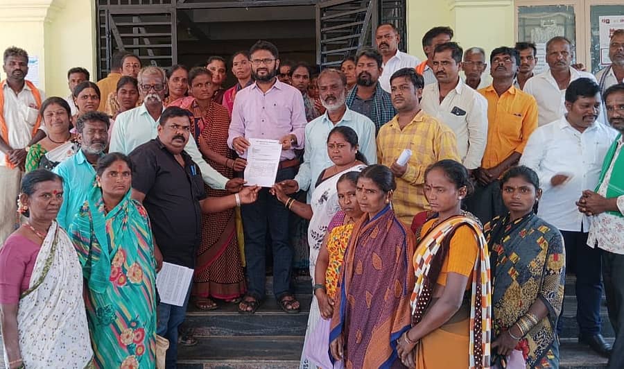 ಶಿಗ್ಗಾವಿ ಪಟ್ಟಣದಲ್ಲಿ ಮಂಗಳವಾರ ದಲಿತ ಹಕ್ಕುಗಳ ಜಿಲ್ಲಾ ಸಮಿತಿ ಪದಾಧಿಕಾರಿಗಳು ಮನೆ ಮತ್ತು ನಿವೇಶನ ರಹಿತ ದಲಿತ ಸಮುದಾಯದ ಜನರಿಗೆ ವಿತರಣೆ ಮಾಡಬೇಕು ಎಂದು ಆಗ್ರಹಿಸಿ ಪ್ರತಿಭಟನೆ ನಡೆಸಿ ತಹಶೀಲ್ದಾರ್ ಯಲ್ಲಪ್ಪ ಗೋಣೆಣ್ಣವರಿಗೆ ಮನವಿ ಸಲ್ಲಿಸಿದರು.