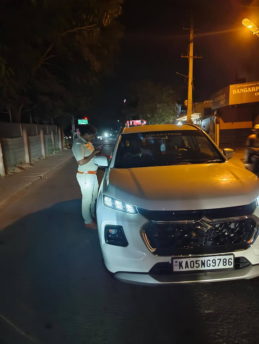 ನಗರದಲ್ಲಿ ಪೊಲೀಸರು ವಾಹನ ತಪಾಸಣೆ ಮಾಡಿದರು. 