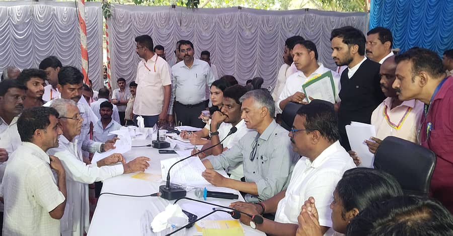 ಚನ್ನರಾಯಪಟ್ಟಣದಲ್ಲಿ ಮಂಗಳವಾರ ಏರ್ಪಡಿಸಿದ್ದ ಜನಸ್ಪಂದನ ಸಭೆಯಲ್ಲಿ ಸಾರ್ವಜನಿಕರು ಆಹವಾಲುಗಳನ್ನು ಜಿಲ್ಲಾ ಉಸ್ತುವಾರಿ ಸಚಿವ ಕೃಷ್ಣಭೈರೇಗೌಡ ಅವರಿಗೆ ಸಲ್ಲಿಸಿದರು. ಶಾಸಕ ಸಿ.ಎನ್. ಬಾಲಕೃಷ್ಣ, ಸಂಸದ ಶ್ರೇಯಸ್ ಪಟೆಲ್, ಜಿಲ್ಲಾಧಿಕಾರಿ ಕೆ.ಎಸ್. ಲತಾಕುಮಾರಿ, ಎಸ್ಪಿ ಮೊಹಮ್ಮದ್ ಸುಜೀತಾ ಭಾಗವಹಿಸಿದ್ದರು 