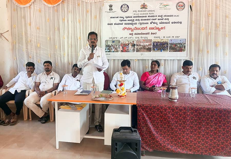 ಸೊರಬ ತಾಲ್ಲೂಕಿನ ಚಂದ್ರಗುತ್ತಿಯಲ್ಲಿ ಗ್ಯಾರಂಟಿ ಅನುಷ್ಠಾನ ತಾಲ್ಲೂಕು ಸಮಿತಿ ವತಿಯಿಂದ ಸಮಾಲೋಚನೆ ಸಭೆ ನಡೆಯಿತು