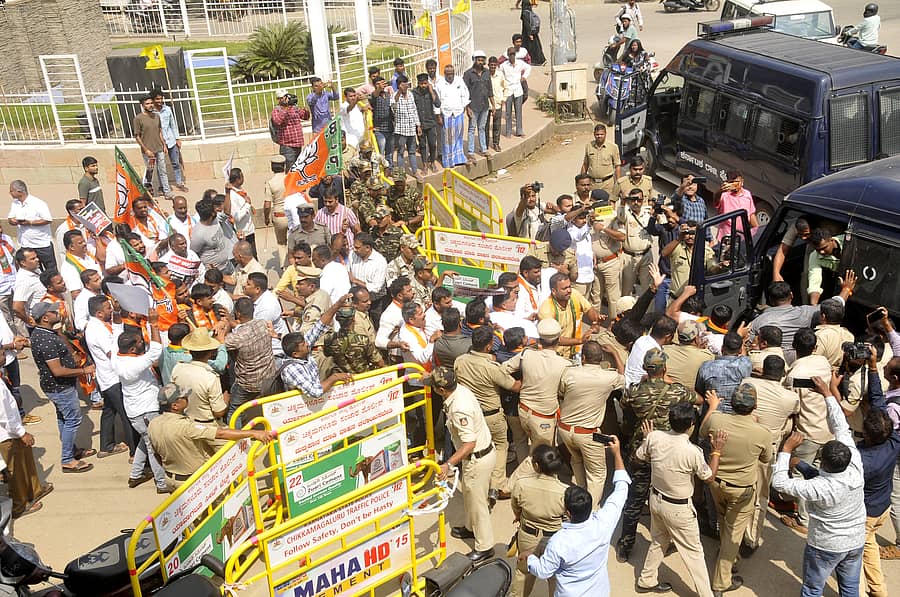 ಚಿಕ್ಕಮಗಳೂರಿನಲ್ಲಿ ಜಿಲ್ಲಾ ಪೊಲೀಸ್ ವರಿಷ್ಠಾಧಿಕಾರಿ ಕಚೇರಿಗೆ ಮುತ್ತಿಗೆ ಹಾಕಲು ಯತ್ನಿಸಿದ ಬಿಜೆಪಿ ಕಾರ್ಯಕರ್ತರನ್ನು ಪೊಲೀಸರು ವಶಕ್ಕೆ ಪಡೆದರು