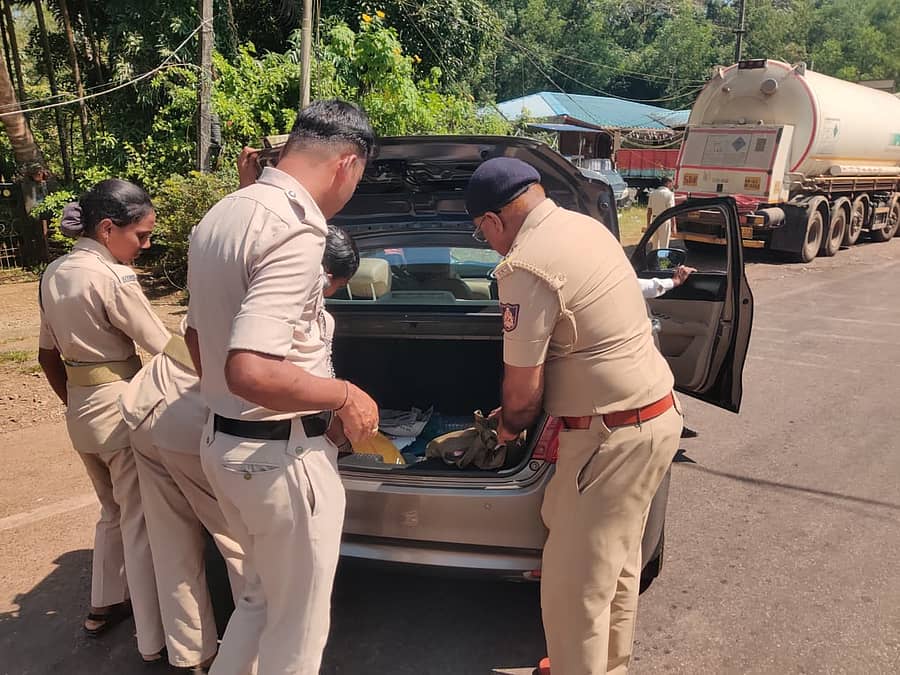 ಕಾರವಾರ–ಗೋವಾ ಗಡಿಭಾಗದ ಮಾಜಾಳಿ ಚೆಕ್ಪೋಸ್ಟ್ನಲ್ಲಿ ಪೊಲೀಸ್ ಸಿಬ್ಬಂದಿ ವಾಹನ ತಪಾಸಣೆ ನಡೆಸಿದರು